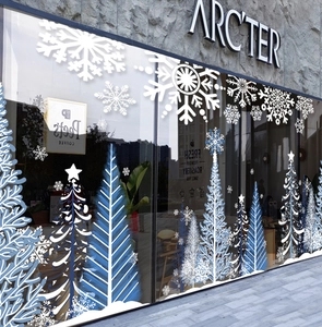 Adesivi elettrostatici con fiocchi di neve e alberi di Natale su vetrina negozio