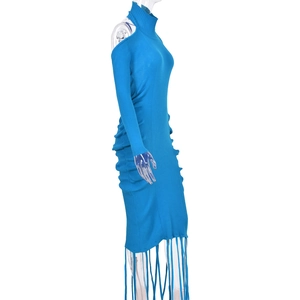 Détails de la robe en tricot bleu montrant l'ourlet à franges et la maille côtelée