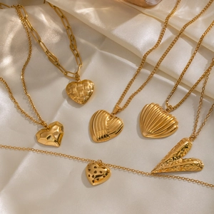 Colliers classiques avec pendentifs en forme de cœur dorés aux designs texturés variés