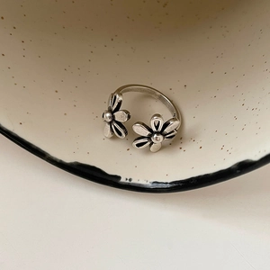 Minimalist open ring featuring double daisy flower design in vintage silver finish
