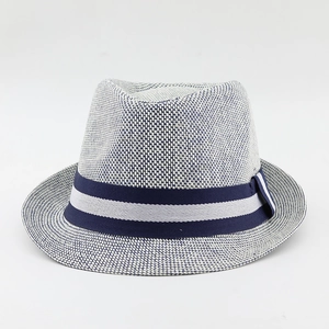 Detalle de sombrero fedora de paja azul y blanco con cinta de rayas y tejido fino
