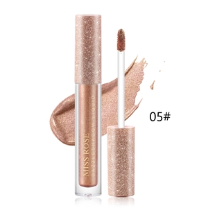 Λεπτομέρεια υγρής σκιάς ματιών 05 rose gold με βουρτσάκι και λαμπερό δείγμα χρώματος