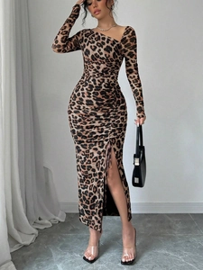 Détail de robe léopard avec fronces à cordon latéral et fente ajustée pour un style sexy