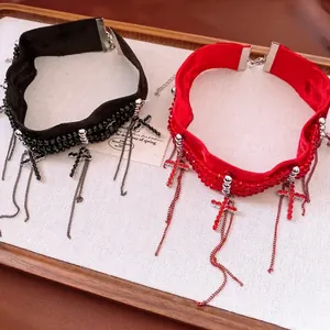 Collier ras de cou gothique en velours avec croix en strass et pompons métalliques en rouge et noir