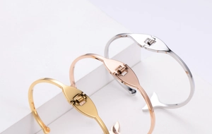 Detail of dolphin tail elastic bracelets in gold, silver and rose gold finishes