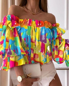 Detail der schulterfreien Bluse mit buntem abstraktem Print und Rüschenärmeln