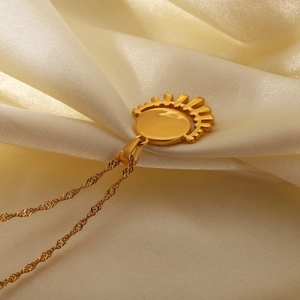 Collier pendentif soleil en acier inoxydable plaqué or 18K sur soie champagne