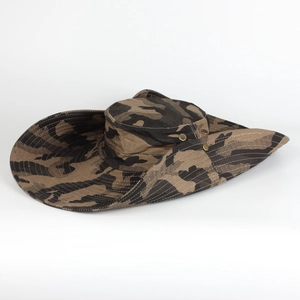 Détail d'un chapeau de soleil camouflage avec œillets d'aération et tissu résistant