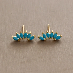 Detail of fan-shaped S925 earrings with gold plating and blue marquise-cut zircons