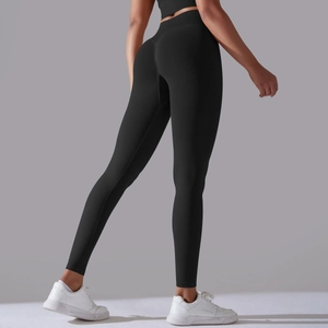 Detailansicht der nahtlosen schwarzen Leggings mit hohem Bund und Push-Up-Effekt