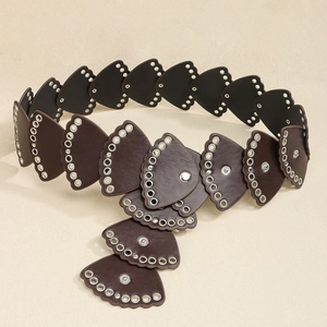 Cintura in pelle marrone scuro con pezzi a forma di cuore e occhielli d'argento