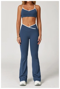 Detail van een high-waist yoga-broek en sport-bh met witte contrasterende biezen