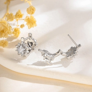 Boucles d'oreilles étoile argentées avec zircon carré sur surface texturée