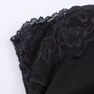 Gros plan sur les motifs de dentelle noire et la texture du tissu d'une robe tendance