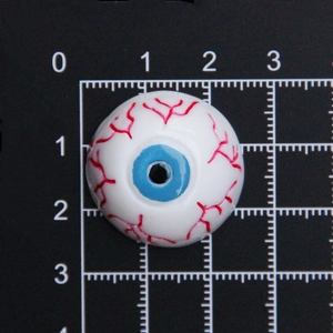 Détail d'un œil en résine de 2,5 cm pour Halloween avec veines rouges et iris bleu réaliste