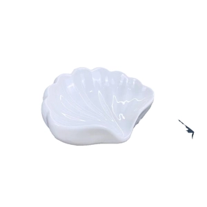 Portasapone elegante in ceramica bianca a forma di conchiglia con finitura liscia