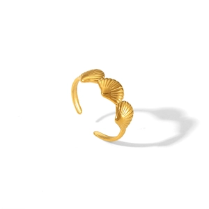 Makroansicht des vergoldeten Lava-Rings mit drei Muscheldetails aus Edelstahl