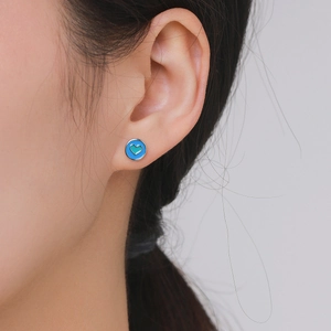 Boucles d'oreilles cœur en argent sterling S925 portées par un mannequin au quotidien