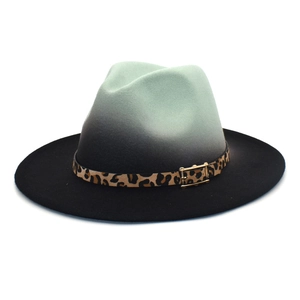 Dettaglio cappello fedora sfumato con cinturino leopardato e fibbia in metallo dorato
