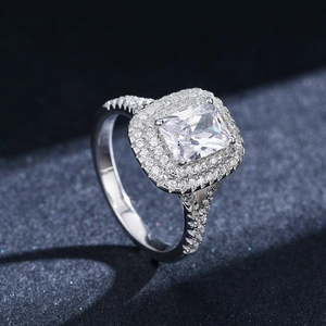 Elegante anello in argento S925 con pietra quadrata e doppio alone di diamanti pavé