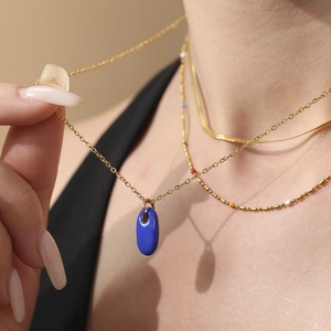 Minimalistische goldene Edelstahlkette mit einem königsblauen Emaille-Ovalanhänger