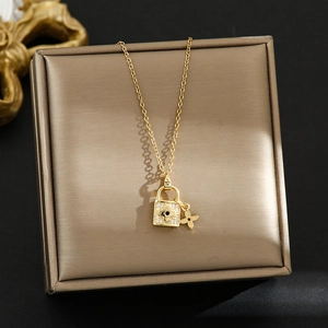 Elegante collana d'oro con lucchetto di cristallo e ciondoli a forma di petalo fine