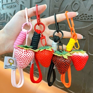 Grazioso portachiavi fragola in resina ciondolo zaino elegante accessorio per chiavi regalo.