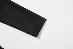 Detail der hochwertigen Nähte und der feinen Stricktextur am schwarzen Kleidungsbündchen