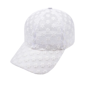 Gros plan sur la dentelle blanche brodée et la texture en maille aérée de la casquette