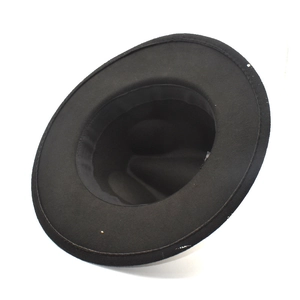 Vue détaillée du dessous d'un chapeau fedora noir montrant le bord et la structure interne