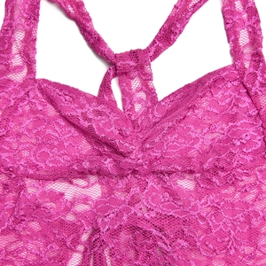 Vue détaillée de la texture de dentelle rose rouge et des motifs floraux du haut