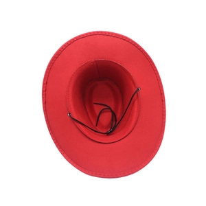 Détail interne du chapeau de cowboy rouge en feutre avec cordon de serrage réglable