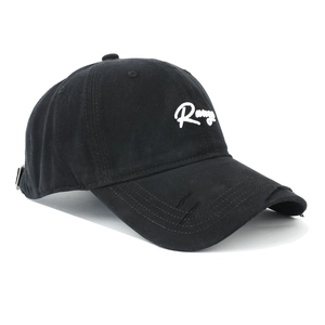 Détail d'une casquette en coton noir avec broderie Range et bordure effet usé usée