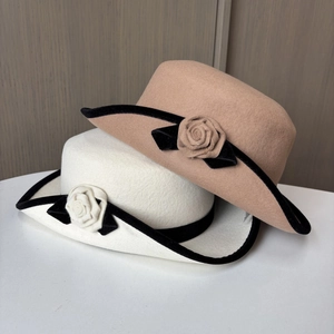Chapeau de paille en feutre de laine avec fleur de camélia et bordure en velours