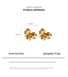 Detailed view of large golden flower earrings with dimensions 4.5cm and silver needle pins