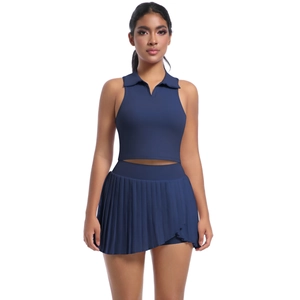 Détail d'un ensemble de tennis avec jupe plissée bleu marine et haut polo sans manches