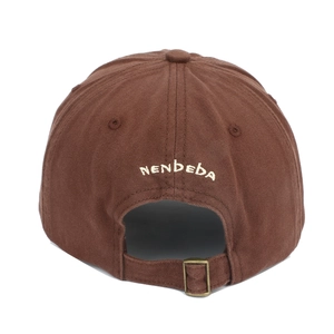 Détail arrière d'une casquette en coton marron avec broderie NENDEBA et sangle réglable