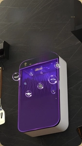 Vue macro du stérilisateur de baguettes UVC mural avec écran tactile LED et panneau violet