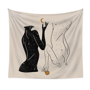 Tenture murale céleste avec silhouette étoilée et lune dorée sur tissu beige moderne