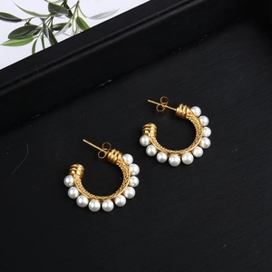Orecchini a cerchio a C in oro vintage con perle bianche e design a griglia testurizzata