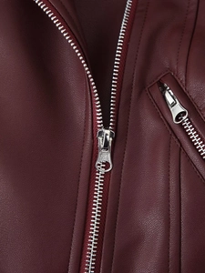 Detailansicht der burgunderroten Kunstlederjacke mit Lychee-Narbung und silbernen Reißverschlüssen