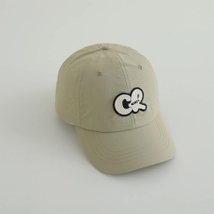 Détail de la casquette beige avec broderie CR et trous en maille respirante découpés