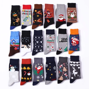 Assortimento di calze natalizie con fantasie di Babbo Natale e renne disposte in griglia