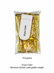 Detalle de 10 luces LED de colores para cinta navideña sobre báscula pesando 15,0g