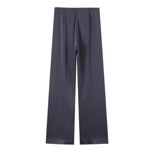 Détail du pantalon large en satin gris foncé à taille haute montrant la texture soyeuse