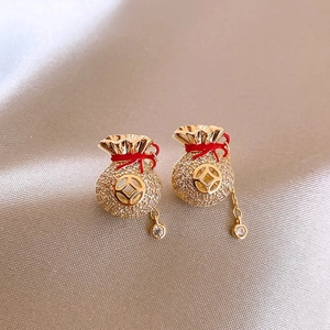Macro boucles d'oreilles pompons dorés design pochette fuda avec incrustations de zircon