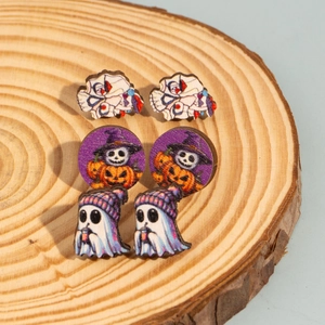 Set mit drei Halloween-Ohrringen aus Holz mit Geist-, Totenkopf- und Hexenkürbis-Motiven