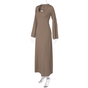 Dettaglio dell'elegante scollo a U e del tessuto in maglia marrone del vestito lungo