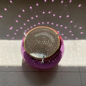 Vista dall'alto dettagliata di un vaso sospeso a palla stroboscopica rosa specchio