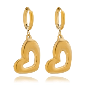 Détail macro de boucles d'oreilles cœur évidé dorées avec finition métal poli miroir